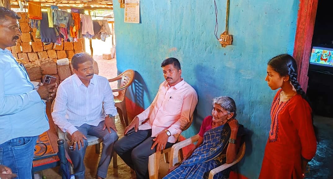 ಮಂಗನ ಕಾಯಿಲೆ; ಮೃತಪಟ್ಟವರ ಮನೆಗೆ ಶಾಸಕ ಭೇಟಿ