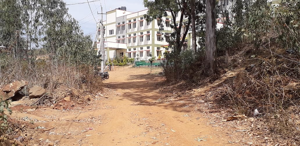 ಚಿಕ್ಕಮಗಳೂರು: ವಿದ್ಯಾರ್ಥಿ ನಿಲಯಕ್ಕೆ ಕಲ್ಲು–ಮುಳ್ಳಿನ ಹಾದಿ!