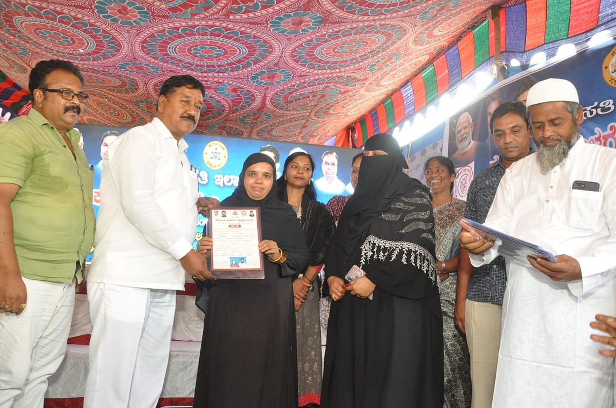 ಪ್ರಧಾನ ಮಂತ್ರಿ ಆವಾಸ್ ಯೋಜನೆಯಡಿ ಕೊಳೆಗೇರಿ ನಿವಾಸಿಗಳಿಗೆ ಹಕ್ಕುಪತ್ರ ವಿತರಣೆ