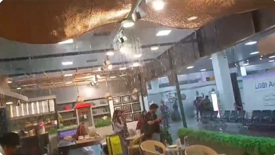 ವಿಡಿಯೊ ನೋಡಿ: ಮಳೆ, ಬಿರುಗಾಳಿಗೆ ಕುಸಿದ ಗುವಾಹಟಿ ವಿಮಾನ ನಿಲ್ದಾಣದ ಸೀಲಿಂಗ್‌