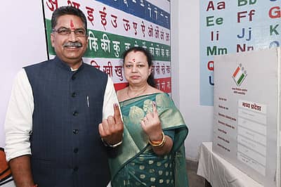  ಜಬಲ್‌ಪುರದಲ್ಲಿ  ಮತ  ಚಲಾಯಿಸಿದ  ಬಿಜೆಪಿ ಅಭ್ಯರ್ಥಿ ಆಶಿಶ್ ದುಬೆ ಮತ್ತು ಅವರ ಪತ್ನಿ.