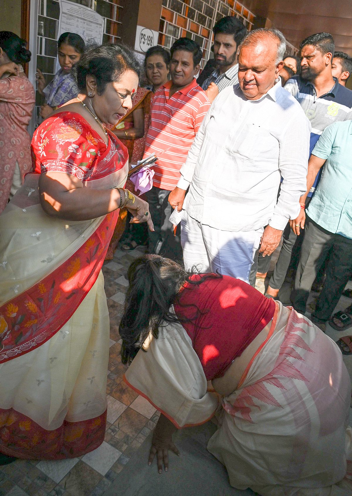 ಮತಗಟ್ಟೆ ಬಳಿ ತಂದೆ–ತಾಯಿ ಕಾಲಿಗೆ ನಮಸ್ಕರಿಸಿ ಮತ ಚಲಾಯಿಸಿದ ಸೌಮ್ಯಾರೆಡ್ಡಿ