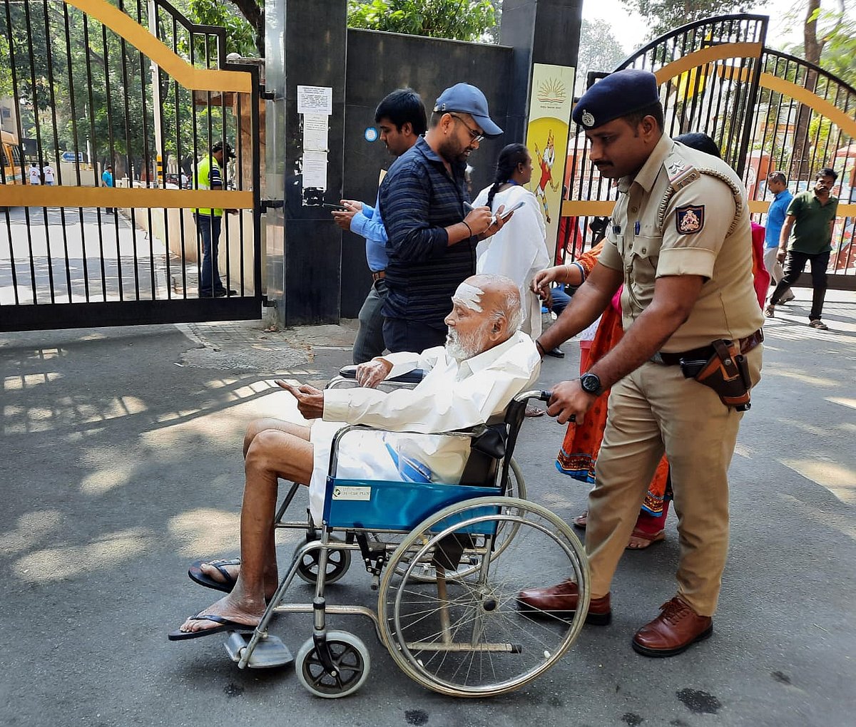 ಬೆಂಗಳೂರು: 20ನೇ ಬಾರಿ ಮತದಾನ ಮಾಡಿದ 86ರ ವೃದ್ಧ

