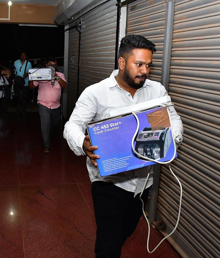 ಧಾರವಾಡ: ಮನೆಯಲ್ಲಿ ಕೋಟ್ಯಂತರ ಹಣ ಪತ್ತೆ