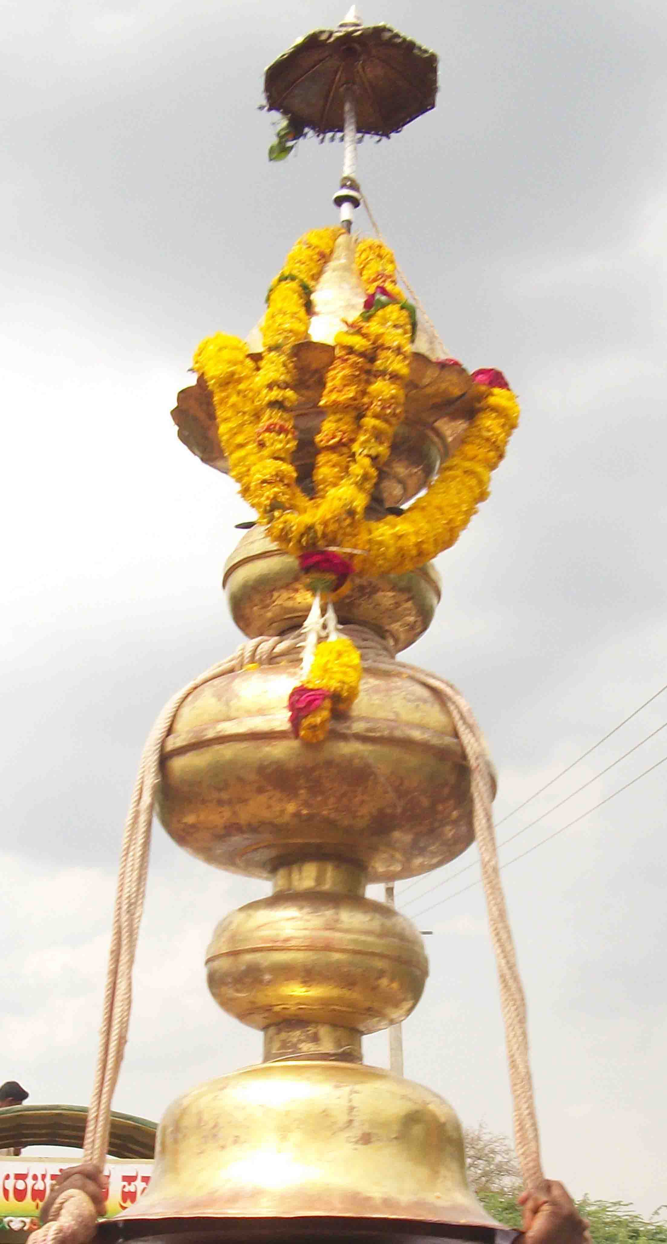 ಸಂಗಮೇಶ್ವರನ ರಥದ ಬಂಗಾರ ಲೇಪಿತ ಕಳಸ