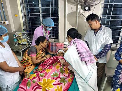  ಆಸ್ಪತ್ರೆಗೆ ಭೇಟಿ ನೀಡಿ ಸಂತ್ರಸ್ತರ ಆರೋಗ್ಯ ವಿಚಾರಿಸಿದ ಮುಖ್ಯಮಂತ್ರಿ ಮಮತಾ ಬ್ಯಾನರ್ಜಿ.