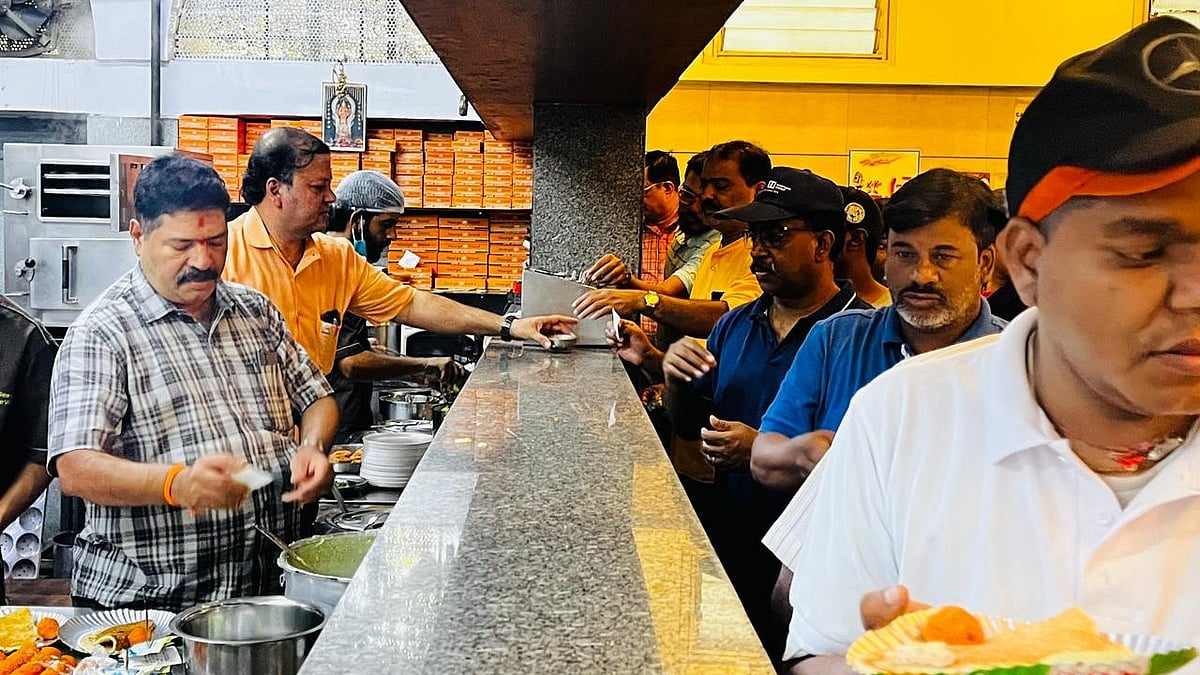 ಬೆಂಗಳೂರು: ಮತದಾನ ಮಾಡಿದ ಗುರುತು ತೋರಿಸಿದವರಿಗೆ ಉಚಿತ ತಿಂಡಿ– ಸಾಲುಗಟ್ಟಿದ ಜನ