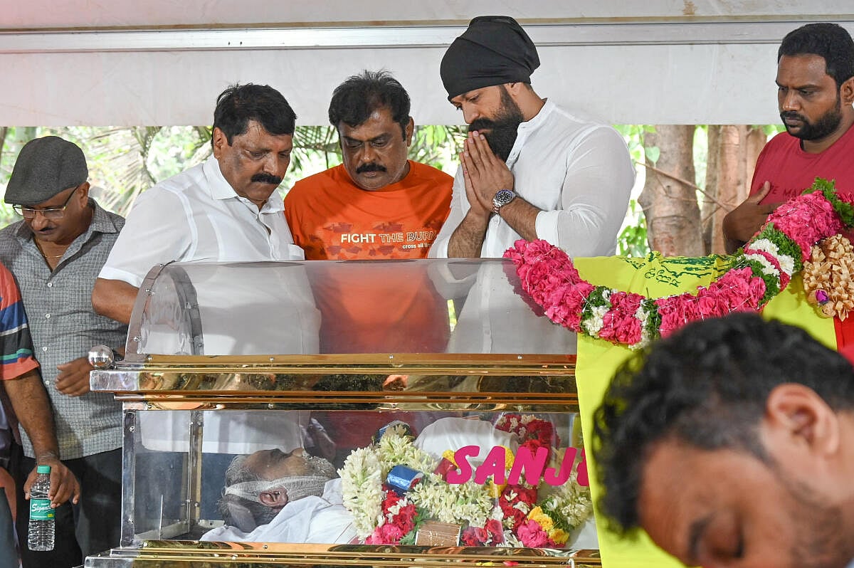 ಹಿರಿಯ ನಟ ದ್ವಾರಕೀಶ್‌ಗೆ ಕಣ್ಣೀರ ವಿದಾಯ: ಸರ್ಕಾರಿ ಗೌರವಗಳೊಂದಿಗೆ ಅಂತ್ಯಕ್ರಿಯೆ