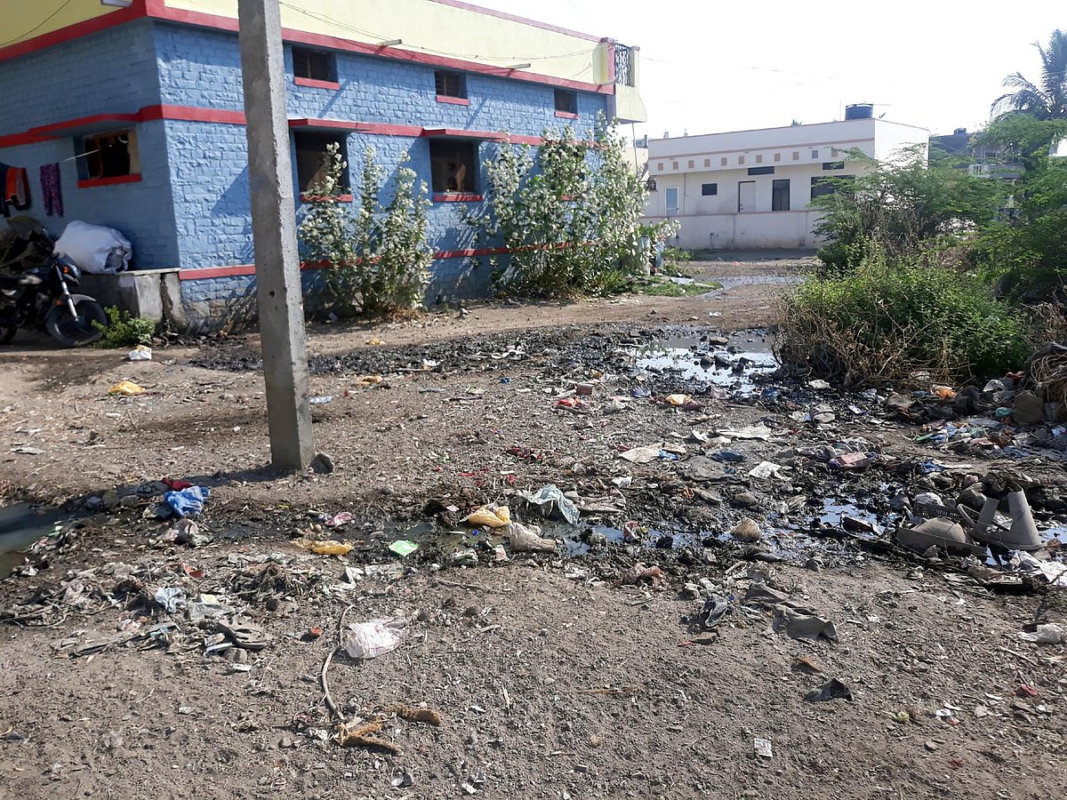 ಆಲಮೇಲ | ಸೌಲಭ್ಯ ಮರೀಚಿಕೆ: ವಿದ್ಯುತ್, ಚರಂಡಿ, ರಸ್ತೆ, ನೀರಿಗೂ ಬರ