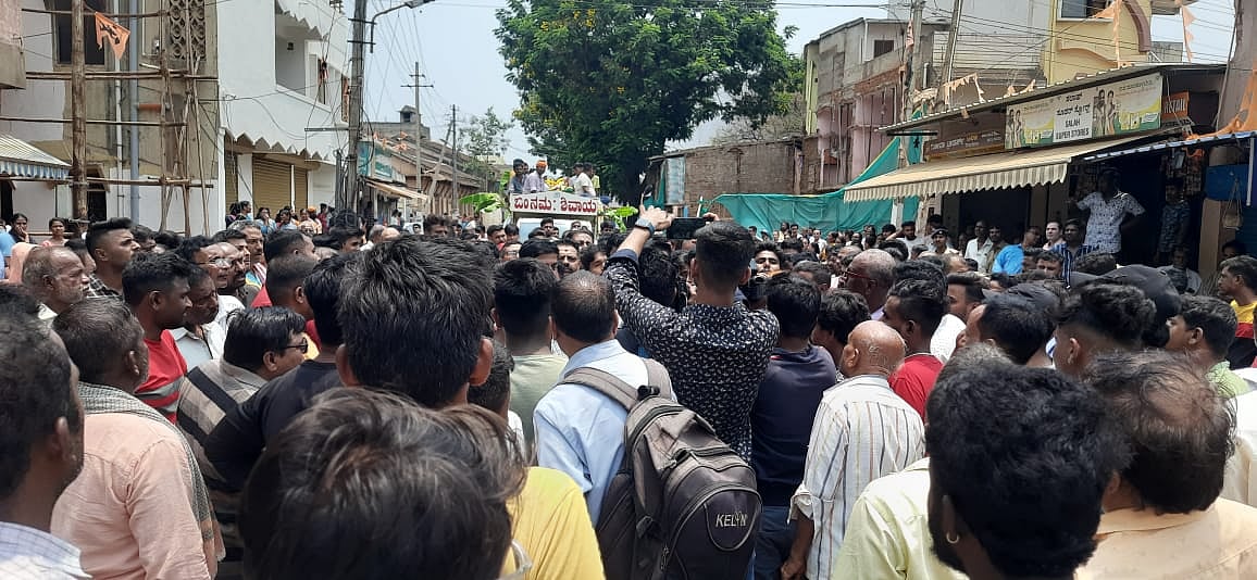 ನೇಹಾ ಕೊಲೆ ಪ್ರಕರಣ: ಗೃಹ ಸಚಿವರ ಕ್ಷಮೆಗೆ ಆಗ್ರಹ- ಶವ ಇಟ್ಟು ಪ್ರತಿಭಟನೆ
