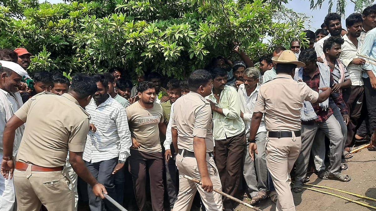 ವಿಜಯಪುರ ಕೊಳವೆಬಾವಿ ದುರಂತ: ಜನರ ನಿಯಂತ್ರಣಕ್ಕೆ ಪೊಲೀಸರ ಹರ ಸಾಹಸ
