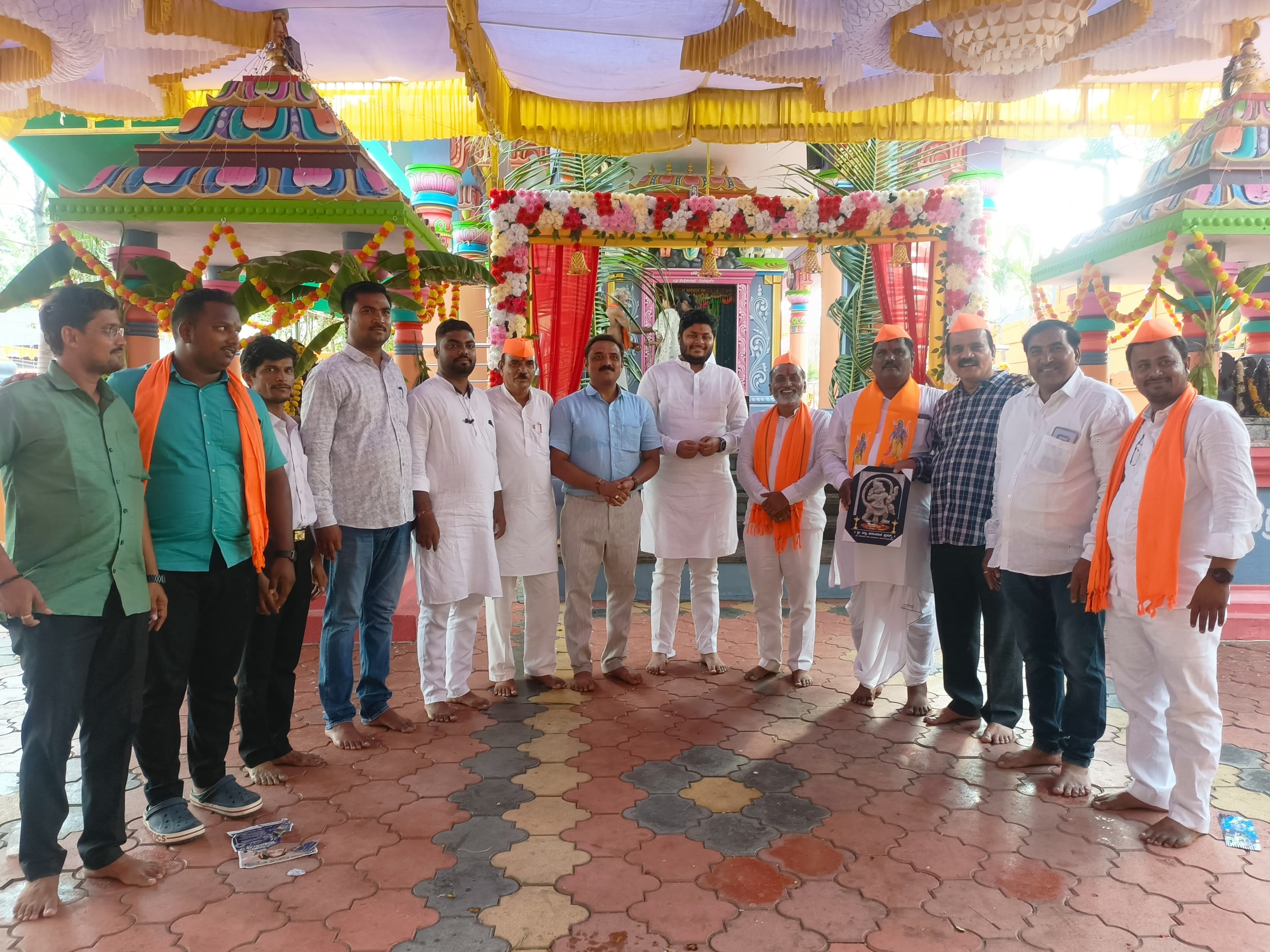 ವಿಜಯಪುರ ನಗರದ ಹೊರವಲಯದ ಭೂತನಾಳ ಹತ್ತಿರ ಇರುವ ಘಂಟೆ ಆಂಜನೇಯ ಮಂದಿರಕ್ಕೆ ರಾಮನಗೌಡ ಪಾಟೀಲ ಯತ್ನಾಳ ಆಗಮಿಸಿ ದೇವರ ದರ್ಶನ ಪಡೆದರು.