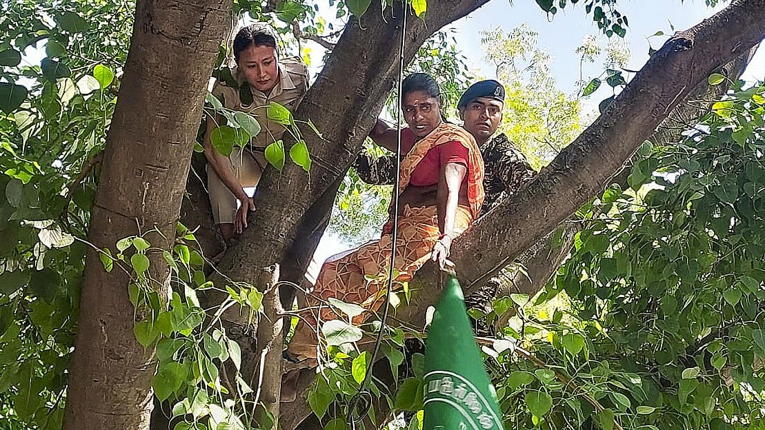 ದೆಹಲಿ: ಪ್ರತಿಭಟನೆ ವೇಳೆ ಮರ, ಟವರ್‌ ಏರಿದ ತಮಿಳುನಾಡಿನ ರೈತರು