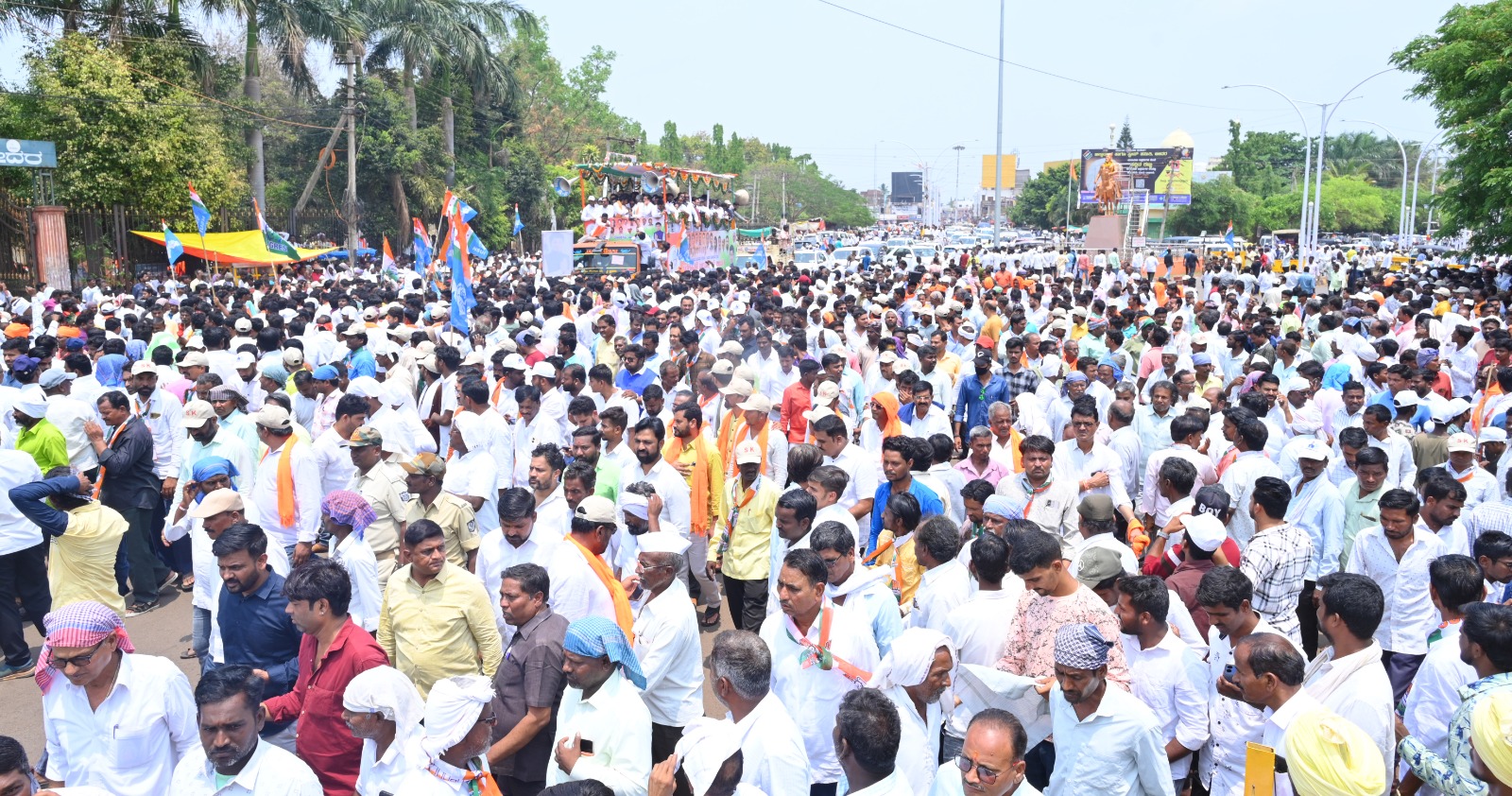 ಸಾಗರ್ ಖಂಡ್ರೆ ನಾಮಪತ್ರ ಸಲ್ಲಿಕೆ ಸಂದರ್ಭದಲ್ಲಿ ಸಾಕಷ್ಟು ಸಂಖ್ಯೆಯಲ್ಲಿ ಬೆಂಬಲಿಗರು ಸೇರಿದ್ದರು