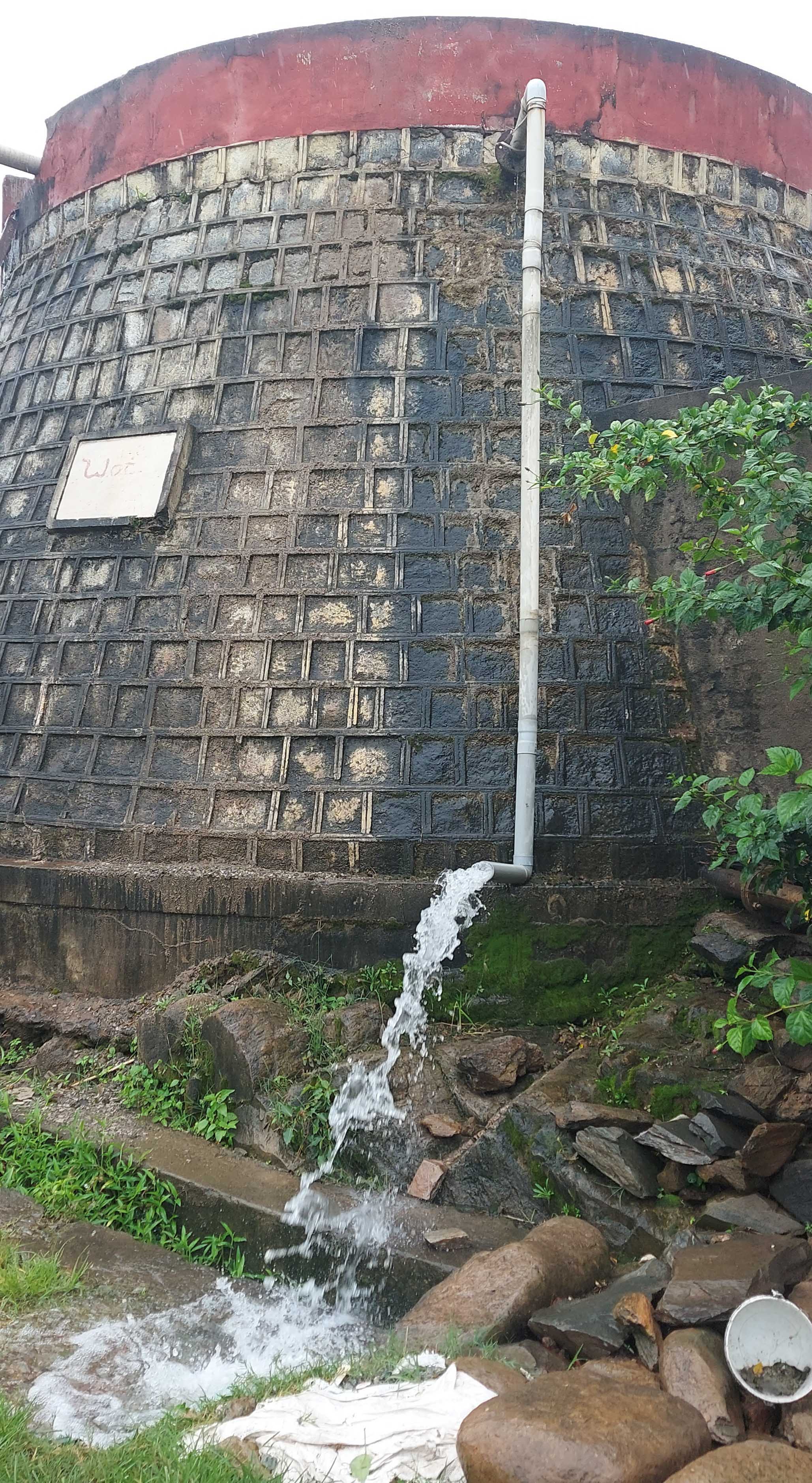 ಶಿಗ್ಗಾವಿ ತಾಲ್ಲೂಕಿನ ಬಂಕಾಪುರ ಪಟ್ಟಣದ ಗಂಜೇನವರ ವಕೀಲರ ಮನೆ ಮುಂದಿನ ನೀರಿನ ಟ್ಯಾಂಕ್‌ನಿಂದ ನೀರು ಚರಂಡಿಗೆ ಹರಿದು ಪೋಲಾಗುತ್ತಿರುವುದು