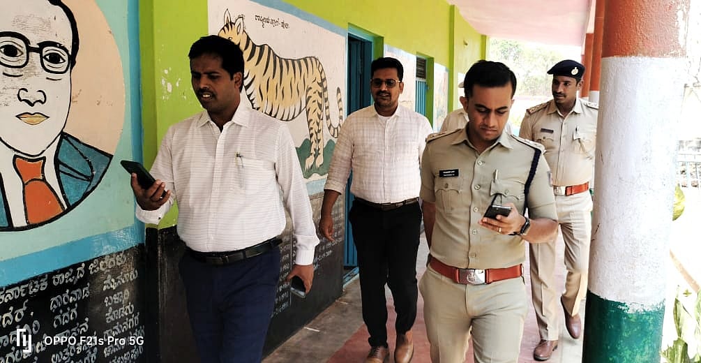 ಕಾಡಿನ ನಡುವಿನ ಮತಗಟ್ಟೆಗೆ ಜಿಲ್ಲಾಧಿಕಾರಿ ಭೇಟಿ