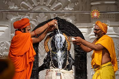 ಬಾಲರಾಮನಿಗೆ ಹಾಲಿನ ಅಭಿಷೇಕ 