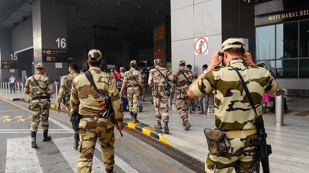 BREAKING | ದೆಹಲಿ ವಿಮಾನ ನಿಲ್ದಾಣಕ್ಕೆ ಅಣು ಬಾಂಬ್ ಬೆದರಿಕೆ; ಇಬ್ಬರ ಬಂಧನ