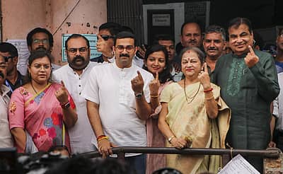 ನಾಗ್ಪುರದ ಬಿಜೆಪಿ ಅಭ್ಯರ್ಥಿ ನಿತಿನ್ ಗಡ್ಕರಿ ಅವರು ತಮ್ಮ ಕುಟುಂಬದೊಂದಿಗೆ ಮತ ಚಲಾಯಿಸಿದ್ದಾರೆ.