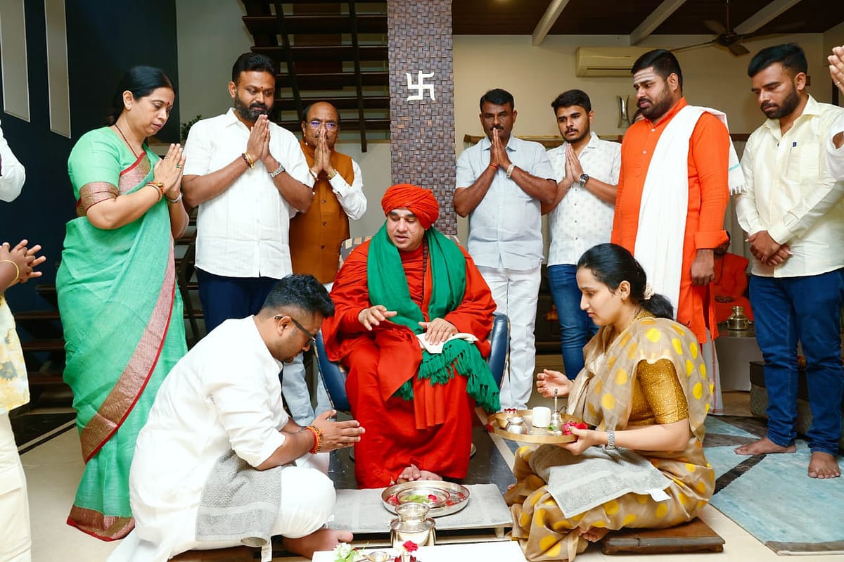 ನಾಮಪತ್ರ ಸಲ್ಲಿಕೆಗೂ ಮುನ್ನ ಮಠಾಧೀಶರ ಪಾದಪೂಜೆ ಮಾಡಿದ ಮೃಣಾಲ್‌ ಹೆಬ್ಬಾಳಕರ