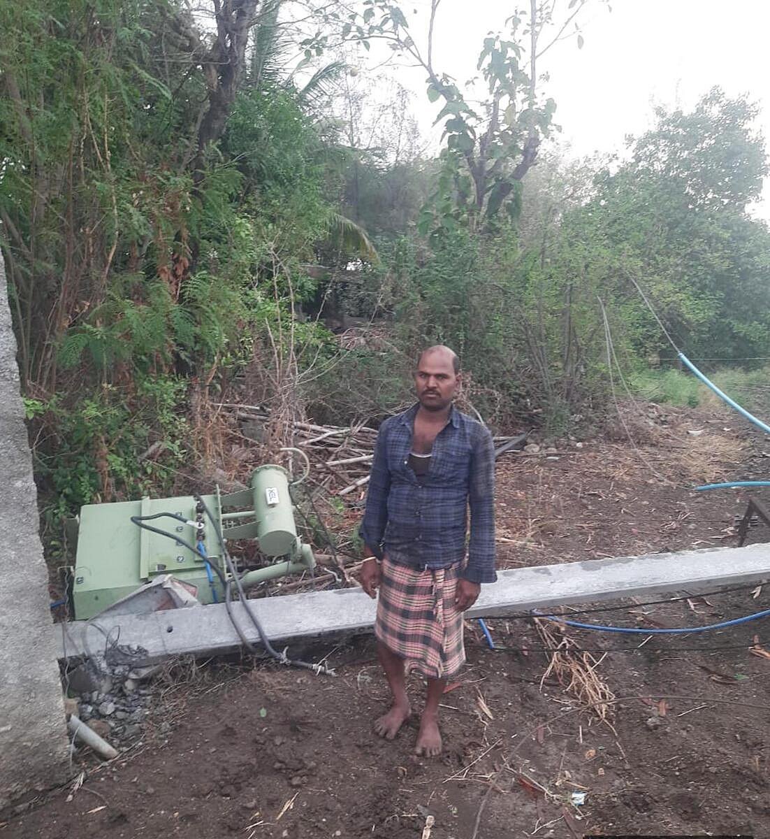 ವಿಜಯಪುರ | ಜೋರಾದ ಗಾಳಿ, ಮಳೆ: ನೆಲಕ್ಕುರುಳಿದ ವಿದ್ಯುತ್ ಕಂಬ