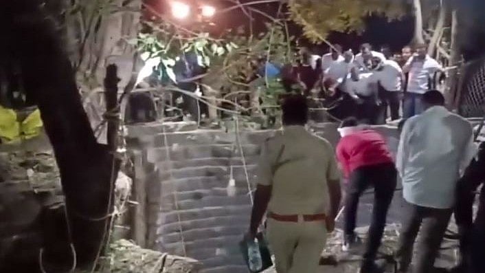 ಹಾಳು ಬಾವಿಗೆ ಬಿದ್ದಿದ್ದ ಬೆಕ್ಕಿನ ಪ್ರಾಣ ಕಾಪಾಡಲು ಹೋಗಿ ಜೀವ ಬಿಟ್ಟ ಐವರು!