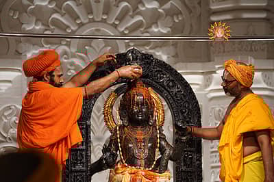 ಬಾಲರಾಮನಿಗೆ ಅಭಿಷೇಕ ಮಾಡುತ್ತಿರುವ ದೃಶ್ಯ