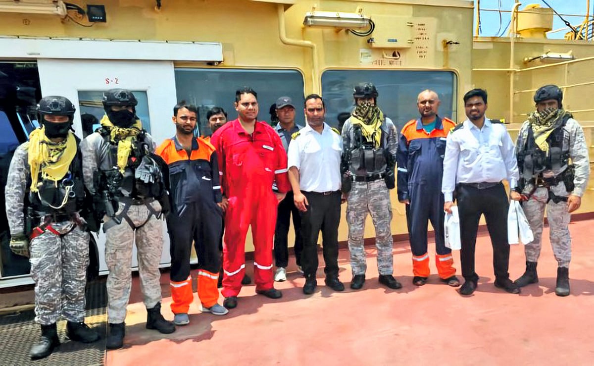 ಹಡಗಿನ ಮೇಲೆ ಕ್ಷಿಪಣಿ ದಾಳಿ: ನೆರವಿಗೆ ಧಾವಿಸಿದ ಭಾರತೀಯ ನೌಕೆ 