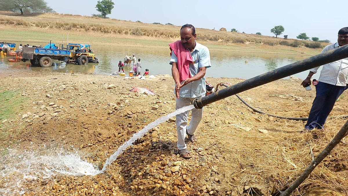 ಬತ್ತಿದ ನದಿಗೆ ರೈತರಿಂದ ನೀರು: ಪ್ರಾಣಿ ಪಕ್ಷಿಗಳ ನೀರಿನ ದಾಹ ತಣಿಸಲು ನೆರವು