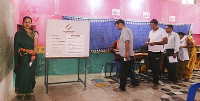 ಮಧ್ಯಪ್ರದೇಶದ ಚಿಂದ್ವಾರದ ಮತದಾನ ಕೇಂದ್ರದಲ್ಲಿ ತಮ್ಮ ಹಕ್ಕು ಚಲಾಯಿಸಲು ಕಾಯುತ್ತಿರುವ ಮತದಾರರು.