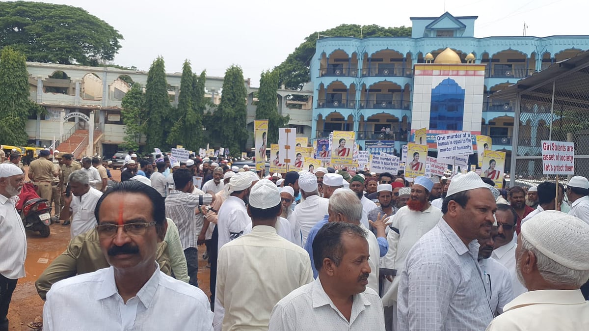 ಧಾರವಾಡ: ನೇಹಾ ಹತ್ಯೆ ಖಂಡಿಸಿ ಅಂಜುಮನ್ ಸಂಸ್ಥೆ ಪ್ರತಿಭಟನೆ, ಅಂಗಡಿಗಳು ಬಂದ್