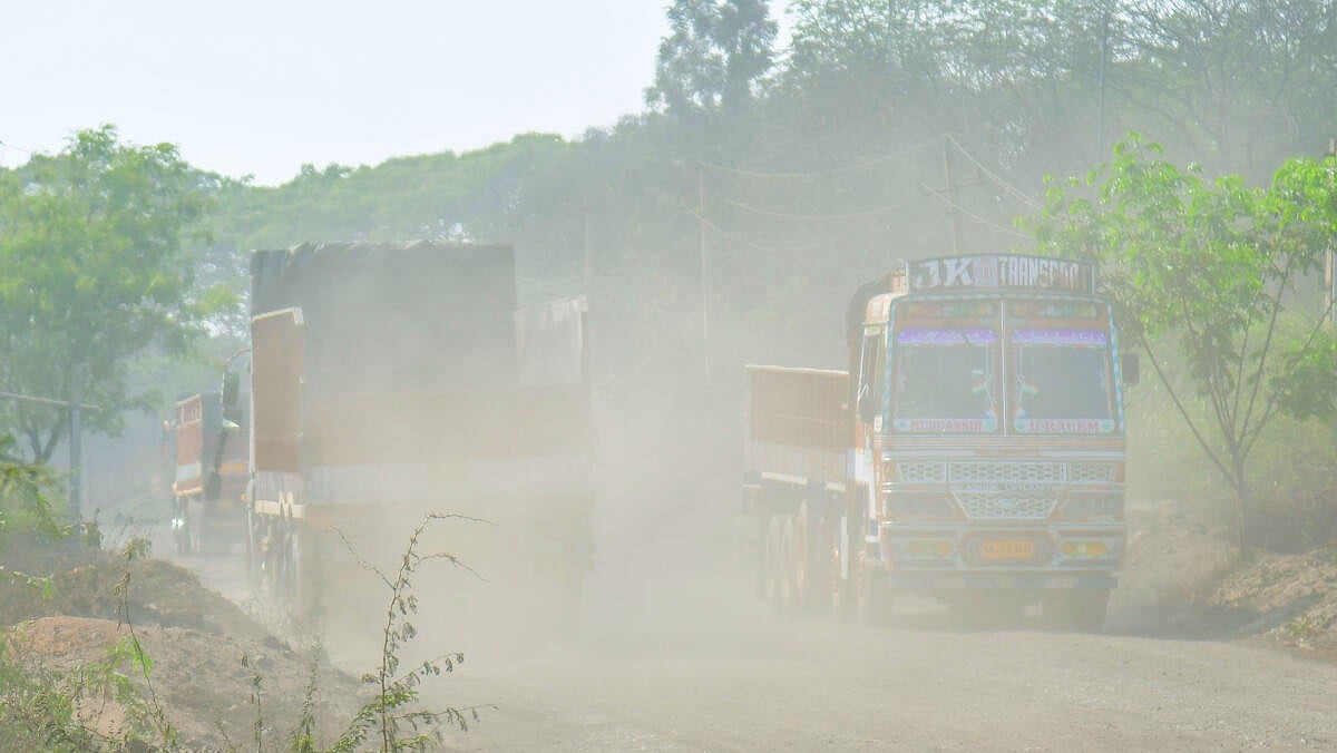 ಒಳನೋಟ: ಬೂದಿ ಹಾರುತಿದೆ.. ಜೀವ ಹಿಂಡುತಿದೆ..