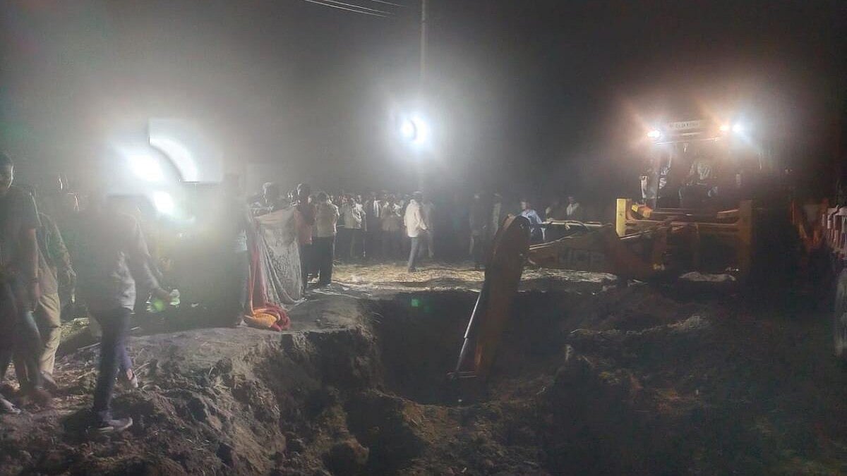 ವಿಜಯಪುರದಲ್ಲಿ ಕೊಳವೆಬಾವಿಗೆ ಬಿದ್ದ ಮಗು: ಅಹೋ ರಾತ್ರಿ ನಡೆದ ಕಾರ್ಯಾಚರಣೆ