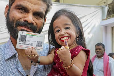  ಮತ ಚಲಾಯಿಸಿದ ವಿಶ್ವದ ಅತ್ಯಂತ ಕುಬ್ಜ ಮಹಿಳೆ ಜ್ಯೋತಿ ಅಮ್ಗೆ .