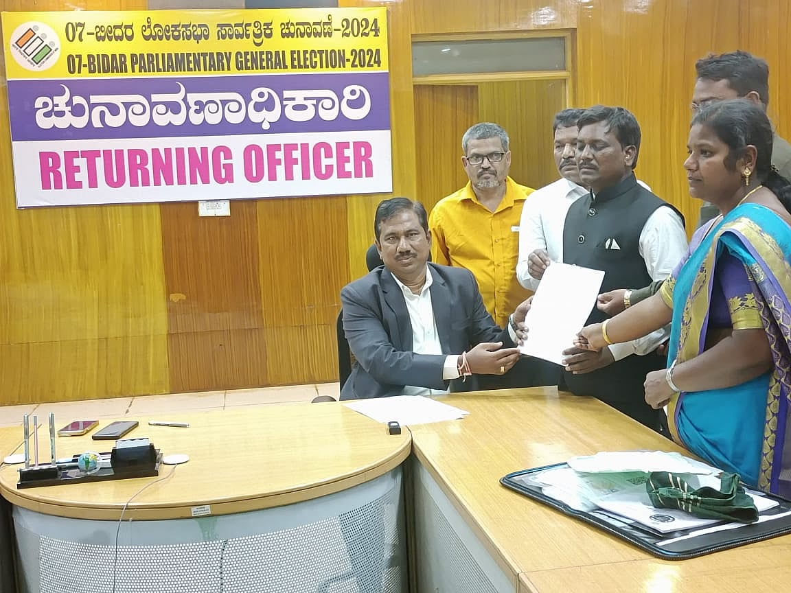 ಬೀದರ್: ಅಂಧ ವ್ಯಕ್ತಿ ನಾಮಪತ್ರ ಸಲ್ಲಿಕೆ; ಬ್ರೈಲ್‌ ಲಿಪಿಯಿಂದ ಪ್ರತಿಜ್ಞೆ ಸ್ವೀಕಾರ