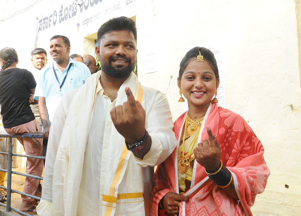 ತುಮಕೂರು: ಮತದಾನ ಮಾಡಿದ ನವ ದಂಪತಿ