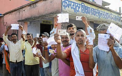  ಮತದಾನ ಕೇಂದ್ರದಲ್ಲಿ ಸರದಿಯಲ್ಲಿ ಕಾಯುತ್ತಿರುವ  ಮತದಾರರು ತಮ್ಮ ಗುರುತಿನ ಚೀಟಿಗಳನ್ನು ತೋರಿಸುತ್ತಿರುವುದು..
