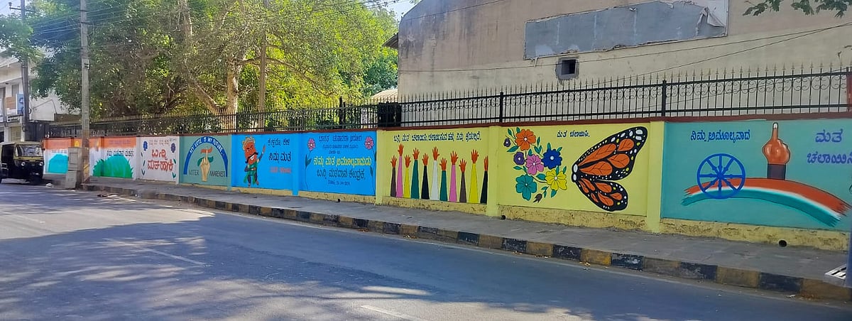 LS Polls | ಮೈಸೂರು: ಸಾರ್ವಜನಿಕರ ಆಕರ್ಷಿಸುತ್ತಿವೆ ಗೋಡೆ ಬರಹ
