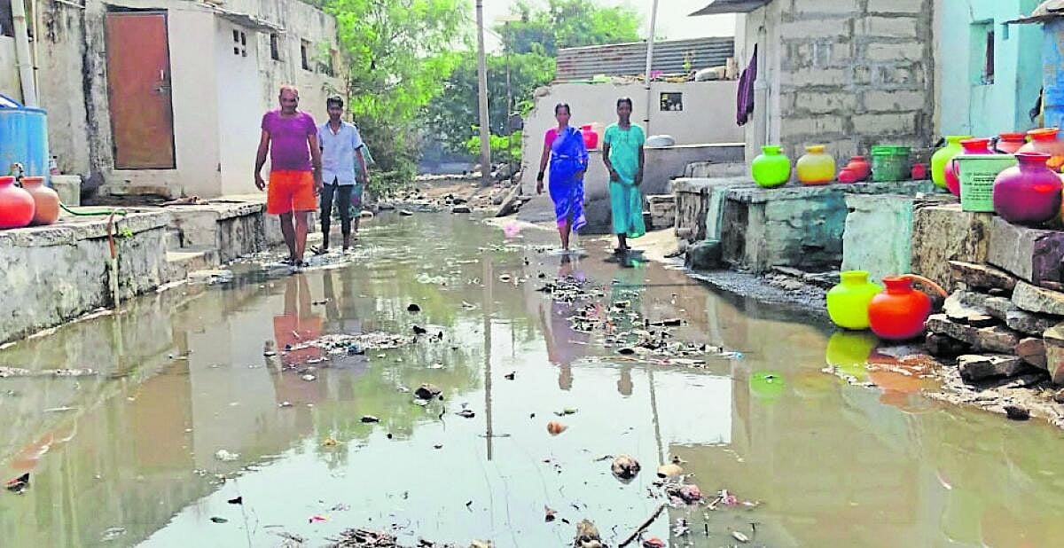 ನಾಲತವಾಡ | ತ್ಯಾಜ್ಯ ನೀರು ಸಂಗ್ರಹ: ಜನರ ಪರದಾಟ