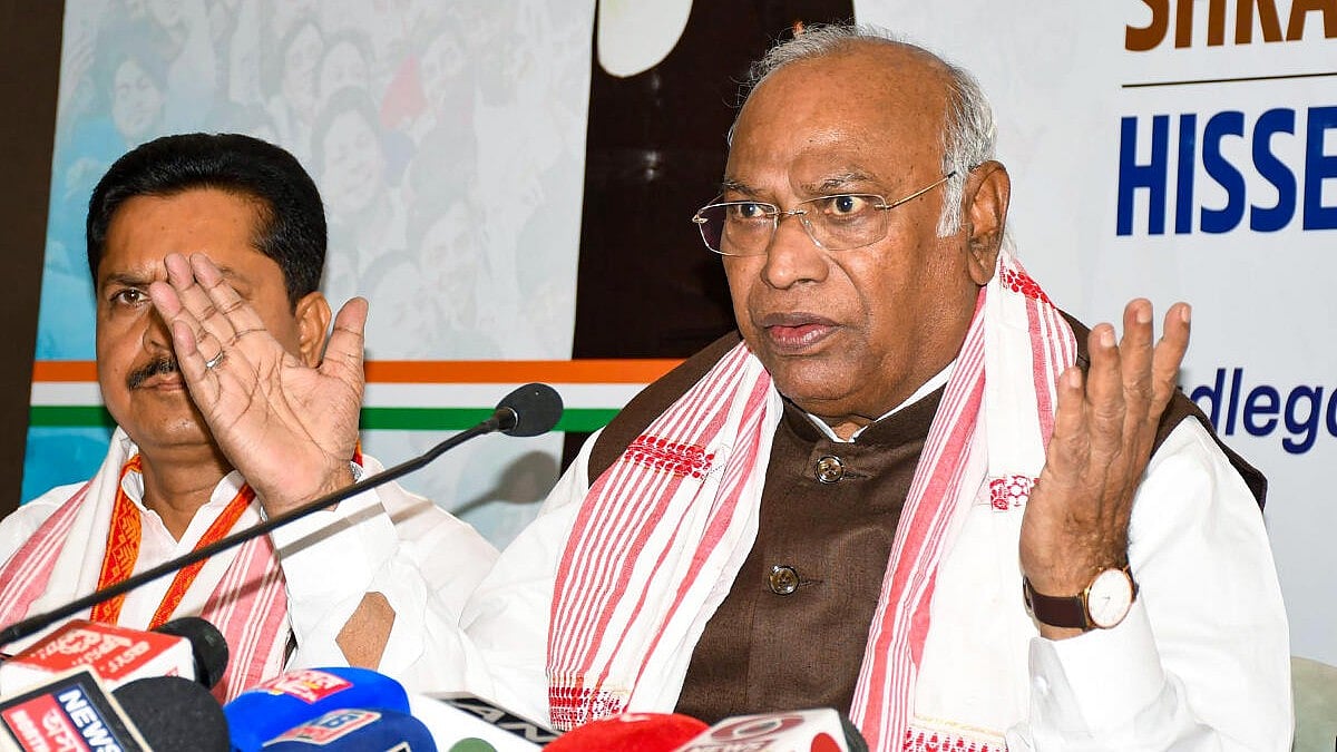 ಅದಾನಿ, ಅಂಬಾನಿ ವಿರುದ್ಧವೇ ಮೋದಿಗೆ ಅನುಮಾನ; ಕುರ್ಚಿ ಅಲುಗಾಡುವ ಲಕ್ಷಣ: ಖರ್ಗೆ