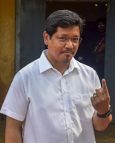 ಮೇಘಾಲಯ ಮುಖ್ಯಮಂತ್ರಿ ಕಾನ್ರಾಡ್ ಸಂಗ್ಮಾ ಅವರು ಪಶ್ಚಿಮ ಗರೋ ಹಿಲ್ಸ್ ಜಿಲ್ಲೆಯಲ್ಲಿ ಮತ ಚಲಾಯಿಸಿದ್ದಾರೆ.