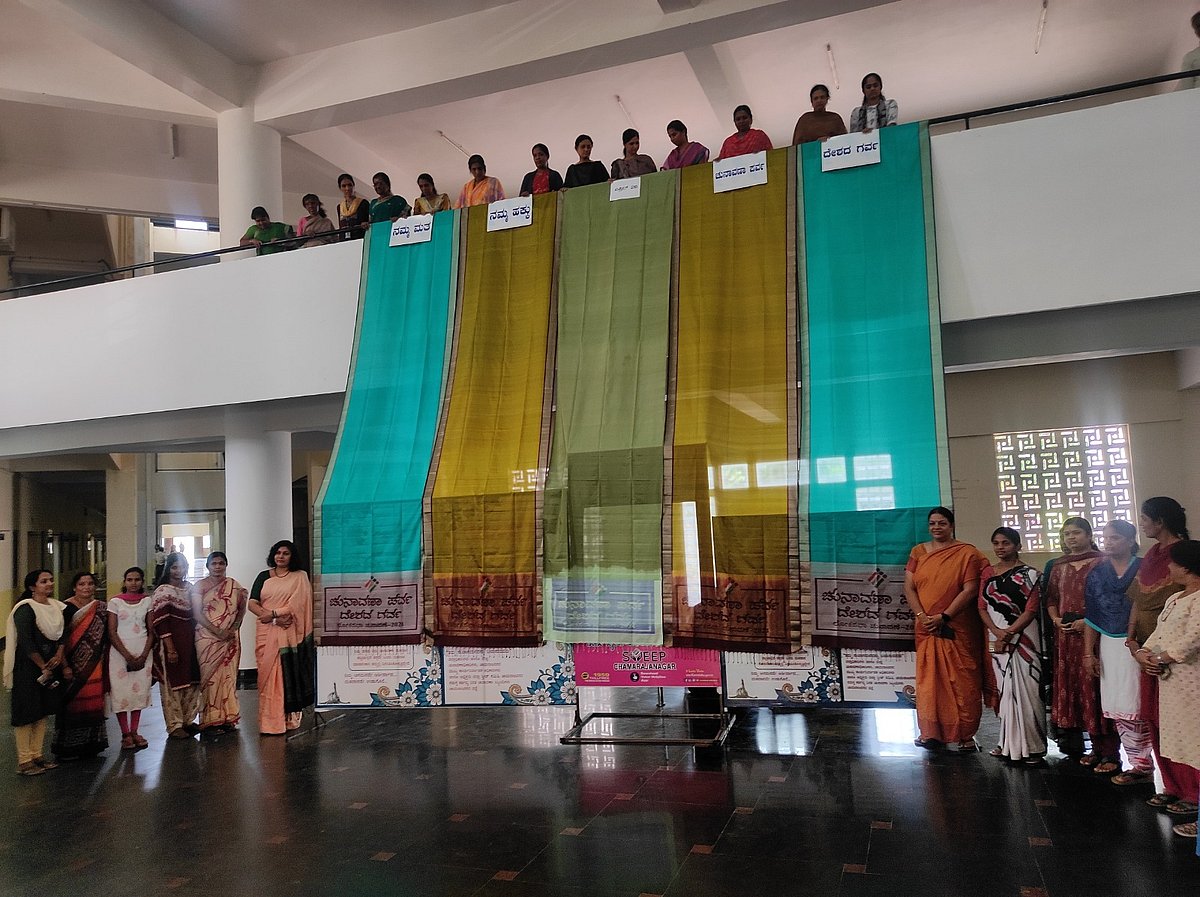 ರೇಷ್ಮೆ ಸೀರೆಗಳಲ್ಲಿ ಮತದಾನ ಜಾಗೃತಿ ಘೋಷ!