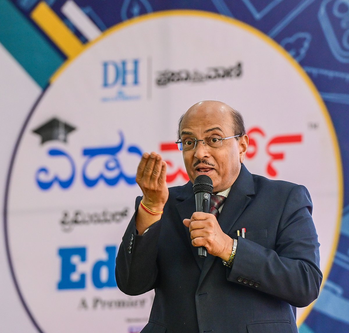 ಈಶಾವಾಸ್ಯ ಶ್ಲೋಕ: ಕನ್ನಡದಲ್ಲಿ ವ್ಯಾಖ್ಯಾನ