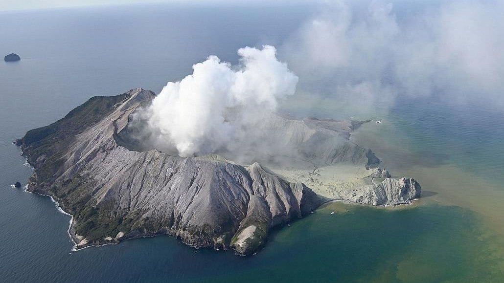 ಇಂಡೋನೇಷ್ಯಾದಲ್ಲಿ ಜ್ವಾಲಾಮುಖಿ ಸ್ಪೋಟ: 1,200ಕ್ಕೂ ಹೆಚ್ಚು ನಿವಾಸಿಗಳ ಸ್ಥಳಾಂತರ