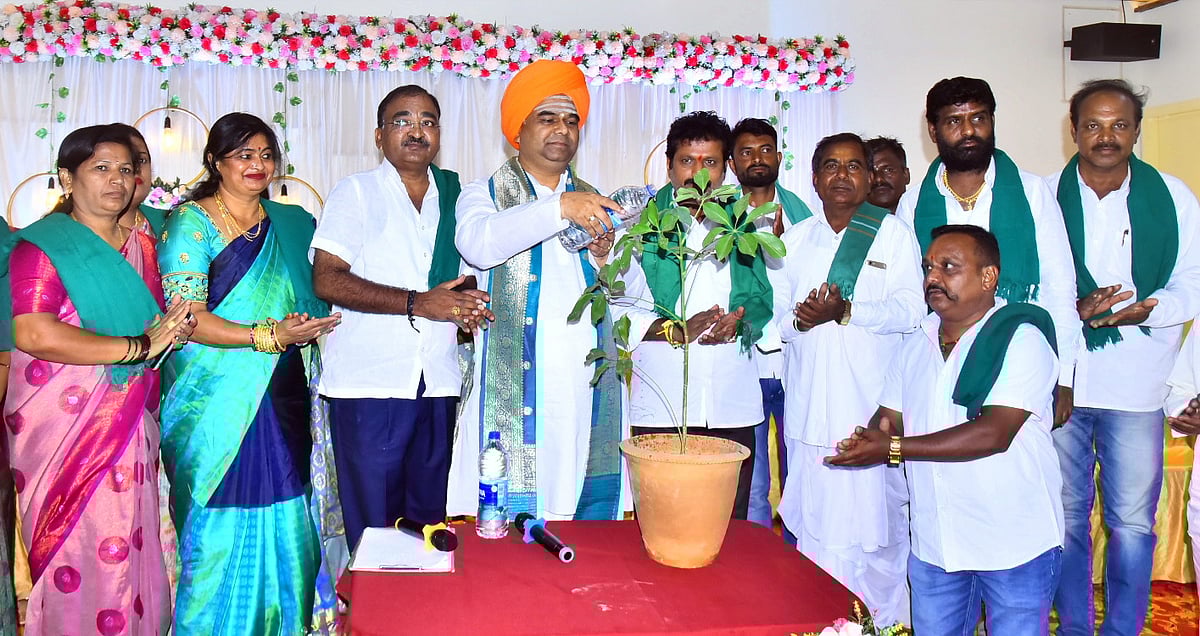 ದಿಂಗಾಲೇಶ್ವರ ಸ್ವಾಮೀಜಿಗೆ ಬೆಂಬಲ ಘೋಷಿಸಿದ ರೈತ ಸಂಘ