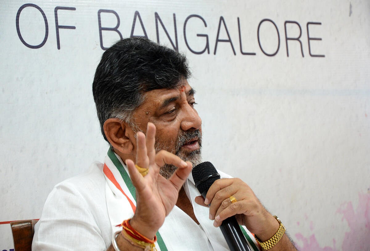 ನವರಂಗಿ ನಕಲಿ ಸ್ವಾಮಿ ವಿರುದ್ಧ ರಾಜ್ಯಪಾಲರ ಕ್ರಮ ಏಕಿಲ್ಲ: ಡಿ.ಕೆ.ಶಿವಕುಮಾರ್ 