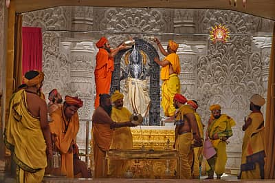 ರಾಮಲಲ್ಲಾನಿಗೆ ಅಭಿಷೇಕ, ಅಲಂಕಾರ ಮಾಡಿದ ಫೋಟೊಗಳನ್ನು ರಾಮಜನ್ಮಭೂಮಿ ತೀರ್ಥ ಕ್ಷೇತ್ರ ಟ್ರಸ್ಟ್‌ ಎಕ್ಸ್‌ನಲ್ಲಿ ಹಂಚಿಕೊಂಡಿದೆ