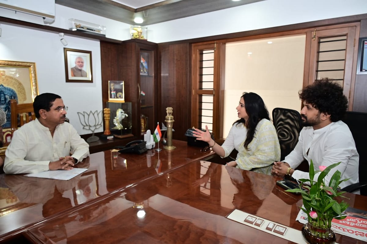 ನಟಿ ಹರ್ಷಿಕಾ‌ ದಂಪತಿ ಮೇಲೆ ಹಲ್ಲೆ; ನ್ಯಾಯಕ್ಕಾಗಿ ಸಚಿವ ಜೋಶಿಯವರಲ್ಲಿ ಮೊರೆ