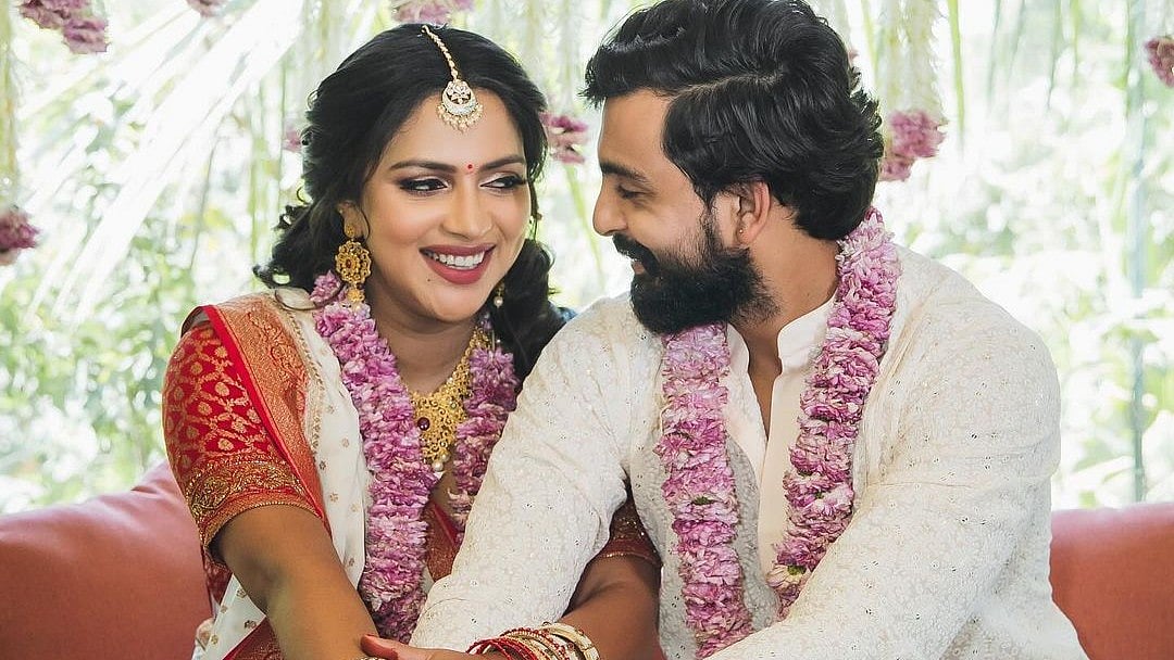 PHOTOS | ಸೀಮಂತ ಶಾಸ್ತ್ರದ ಸಂಭ್ರಮದಲ್ಲಿ ‘ಹೆಬ್ಬುಲಿ’ ಚಿತ್ರದ ನಟಿ ಅಮಲಾ ಪೌಲ್‌