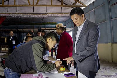 ಅರುಣಾಚಲ ಪ್ರದೇಶದ ಮುಖ್ಯಮಂತ್ರಿ ಪೆಮಾ ಖಂಡು ಅವರು ತವಾಂಗ್ ಜಿಲ್ಲೆಯಲ್ಲಿ ಮತ ಚಲಾಯಿಸಿದ್ದಾರೆ. 